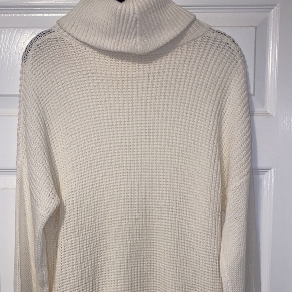 Guess one size knitted white sweater. - Picture 2 of 4